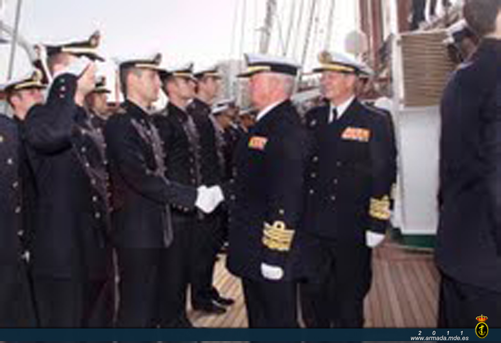 El Almirante Jefe de Estado Mayor de la Armada saludó uno a uno a los guardiamarinas que realizarán el LXXXII crucero de instrucción
